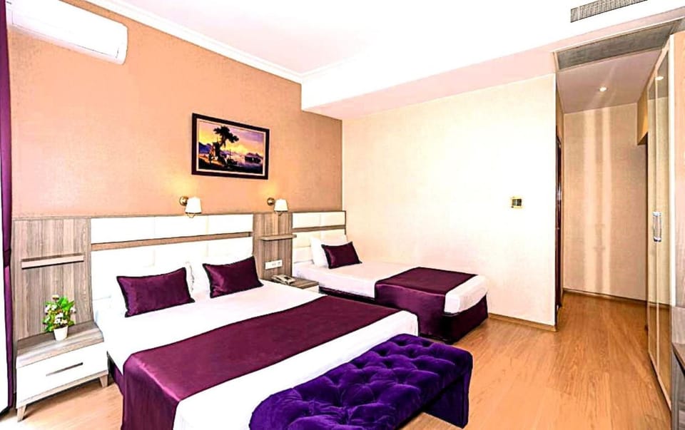 Bed, TV and multimedia, Photo of the whole room, Bedroom, towels