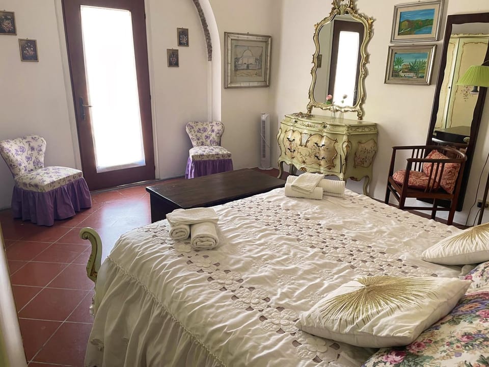 Property building, Bed, Bedroom