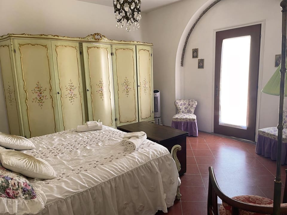 Bed, Photo of the whole room, Bedroom, towels, towels