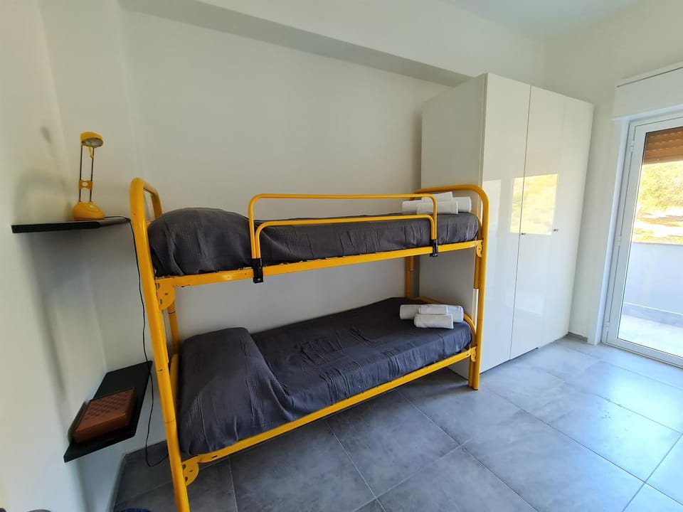 Bedroom, bunk bed