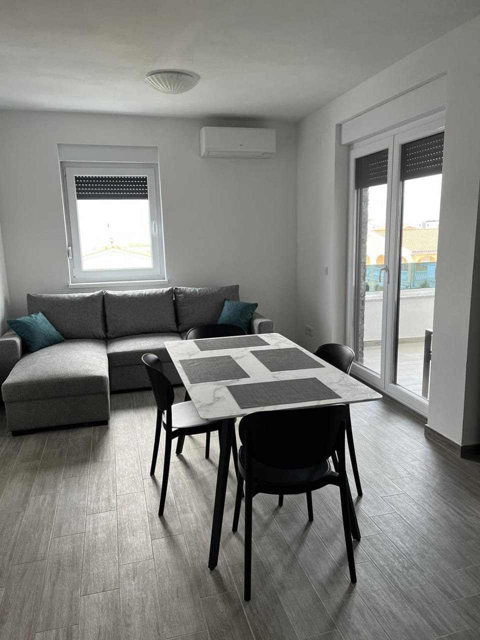 Photo of the whole room, Seating area