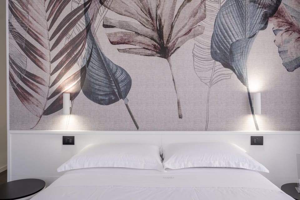 Bed, Photo of the whole room, Decorative detail, Bedroom