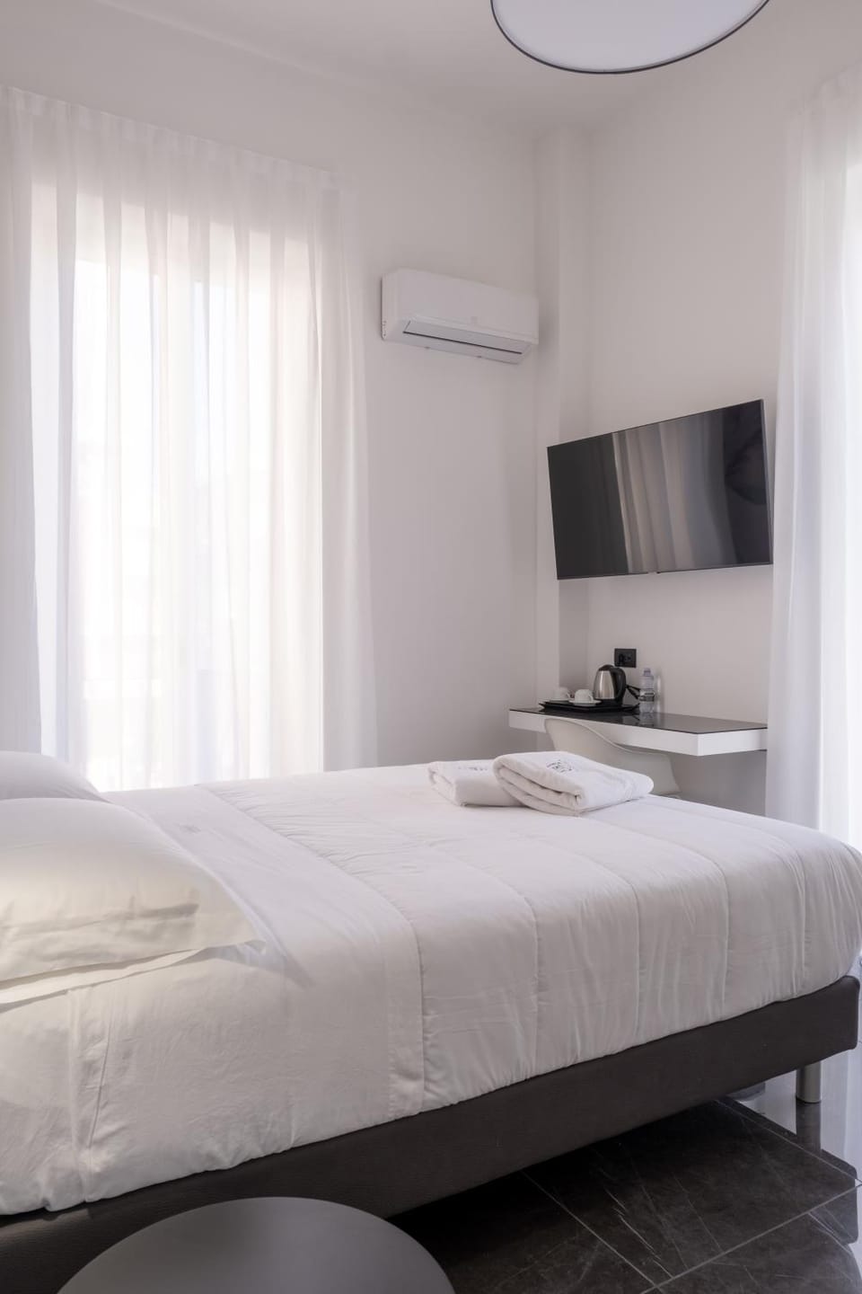 Bed, TV and multimedia, Photo of the whole room, Bedroom, air conditioner