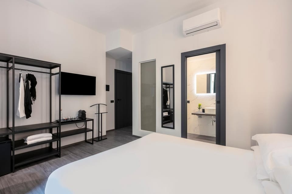 Bed, TV and multimedia, Photo of the whole room, Bedroom, wardrobe, air conditioner