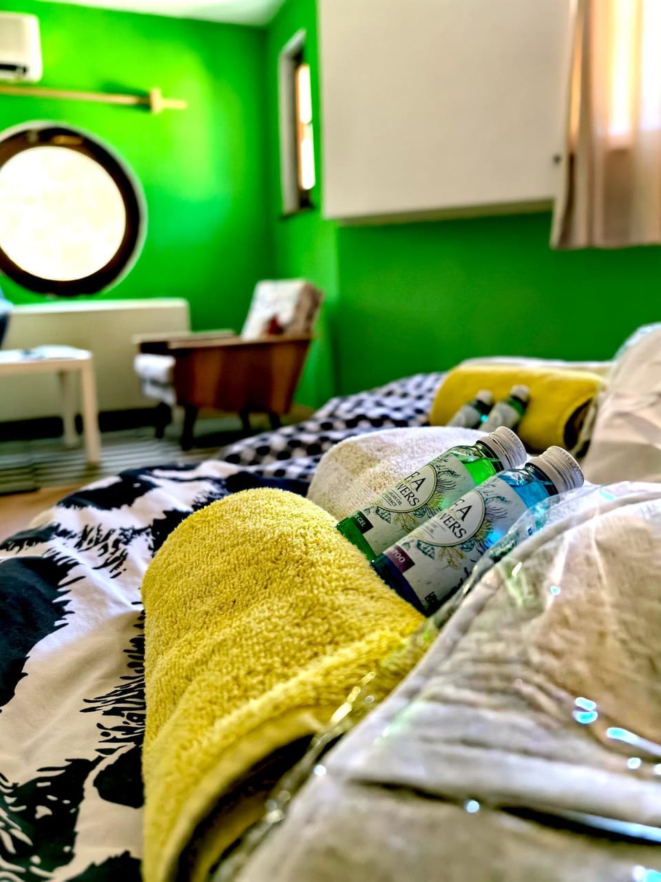 Bed, Living room, Bedroom, towels