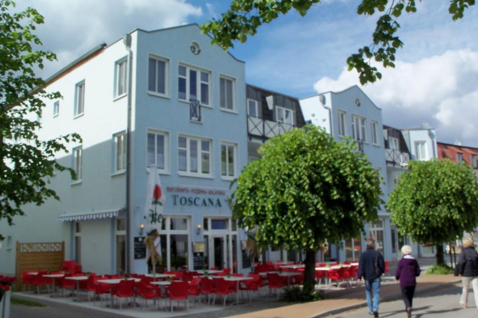 Restaurant/places to eat, Facade/entrance, Area and facilities