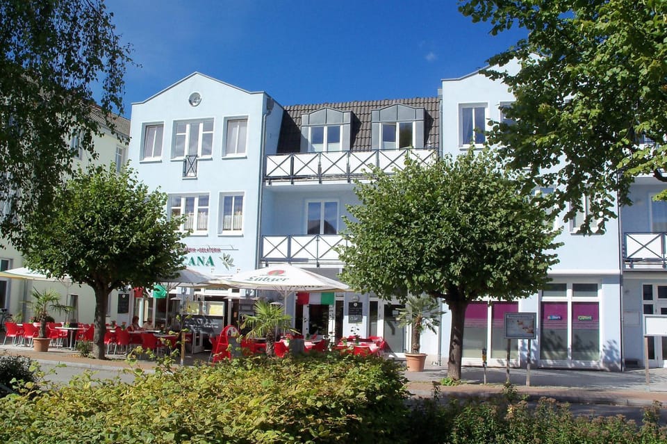 Property building, Restaurant/places to eat, Facade/entrance, Summer