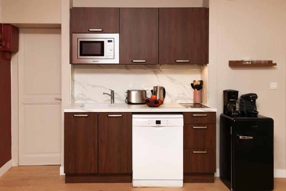 Kitchen or kitchenette, dishwasher, toaster