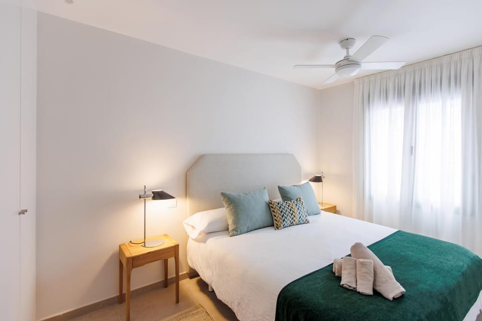Photo of the whole room, Bedroom