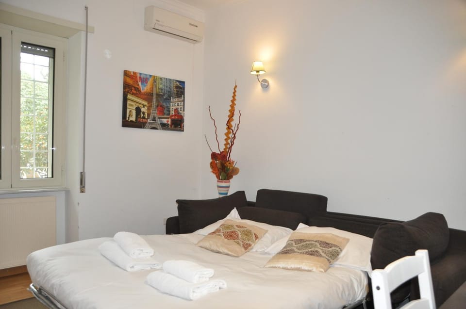 Bed, Living room