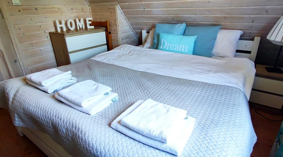 Photo of the whole room, Bedroom, towels