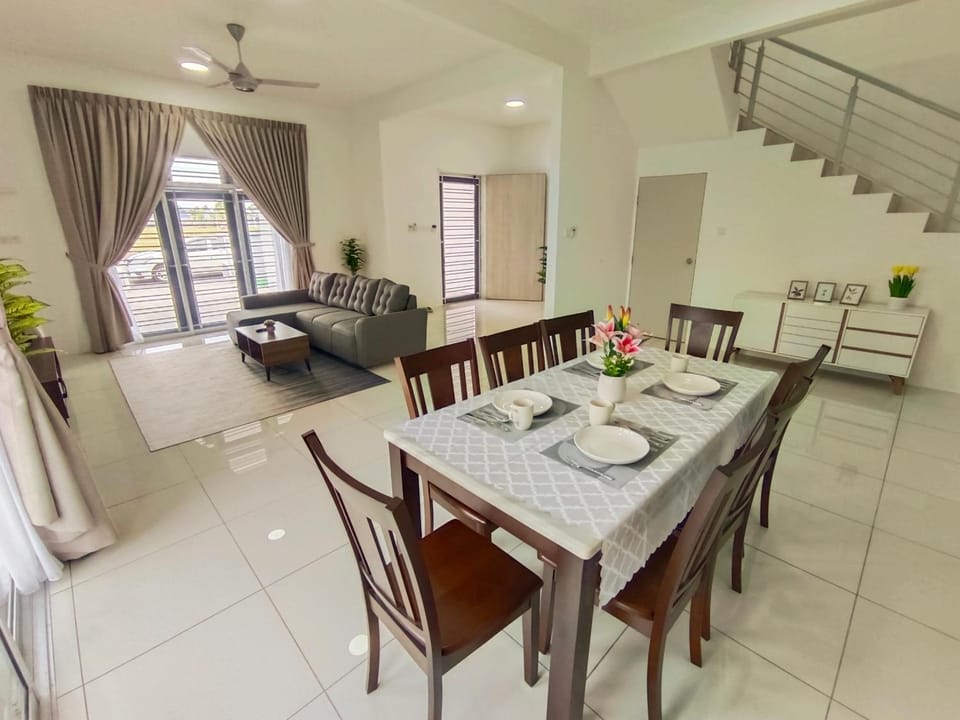 Yarra Park, Up to 10 Pax, 5 Bedrooms, 4 Bathrooms, 2 Car Parks by Star Home House in Kedah