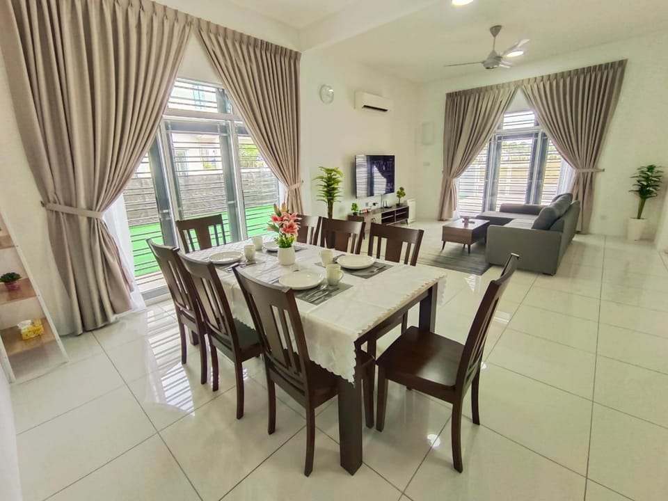 Yarra Park, Up to 10 Pax, 5 Bedrooms, 4 Bathrooms, 2 Car Parks by Star Home House in Kedah