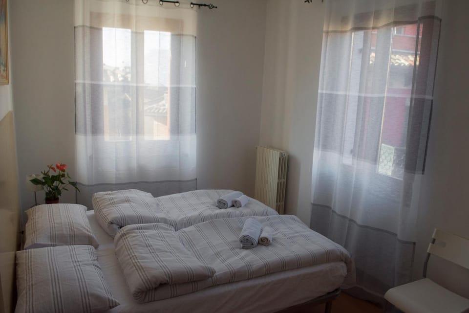 Photo of the whole room, internet