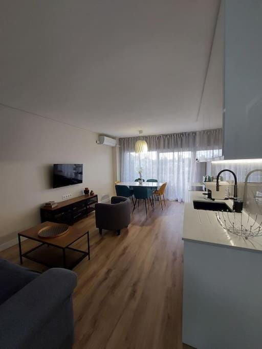 TV and multimedia, Coffee/tea facilities, Kitchen or kitchenette, Living room, Seating area, toaster
