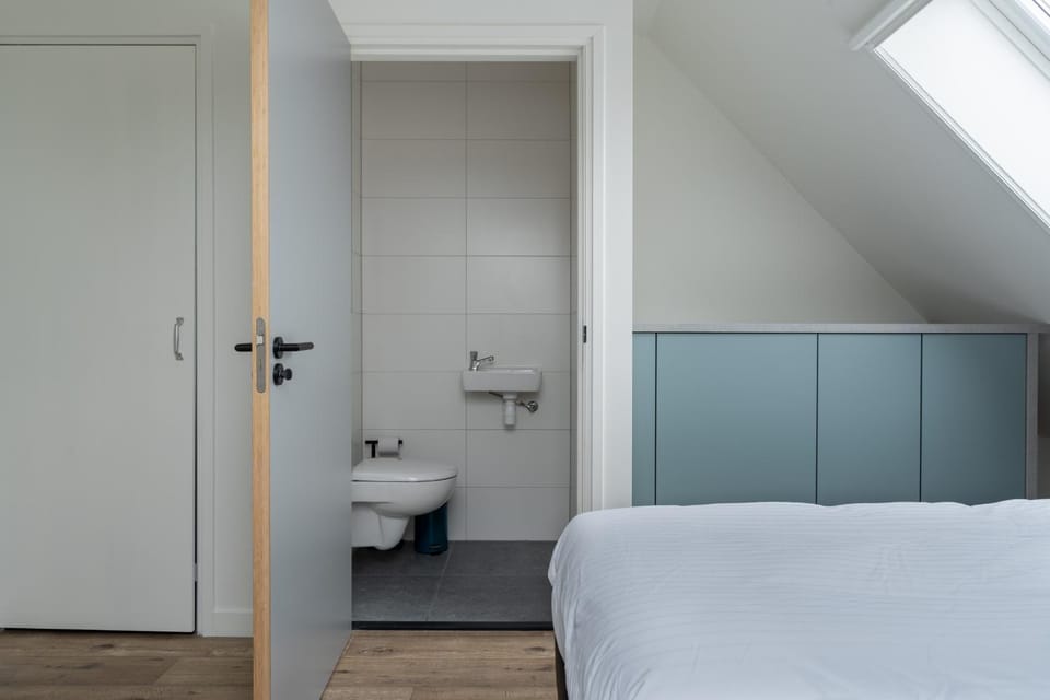 Toilet, Bed, Bedroom, washing machine