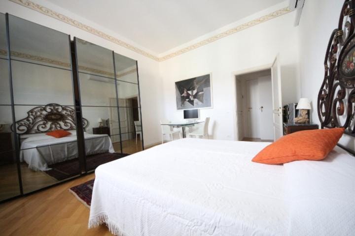 Bed, TV and multimedia, Photo of the whole room, Bedroom, hair dresser