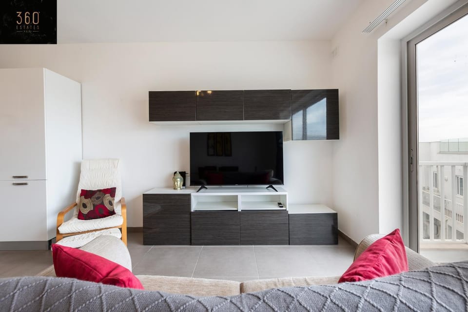 Communal lounge/ TV room, Bed, TV and multimedia, Living room, Photo of the whole room, Seating area, Evening entertainment, Bedroom