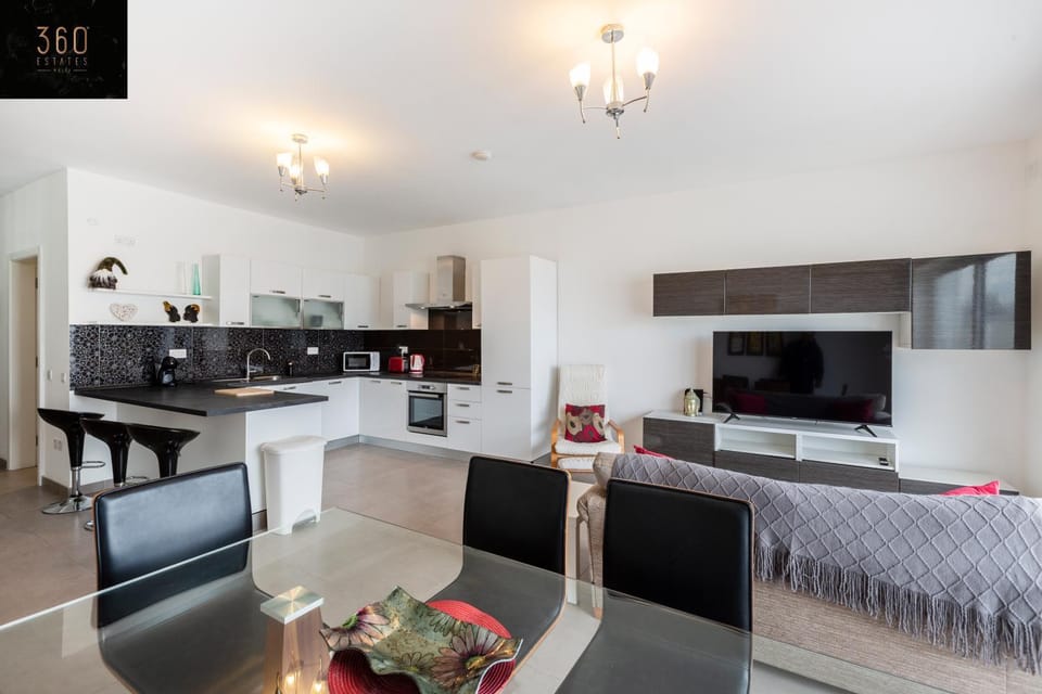 TV and multimedia, Kitchen or kitchenette, Living room, Seating area, Dining area, dishwasher, minibar, oven, pet friendly, stove, toaster
