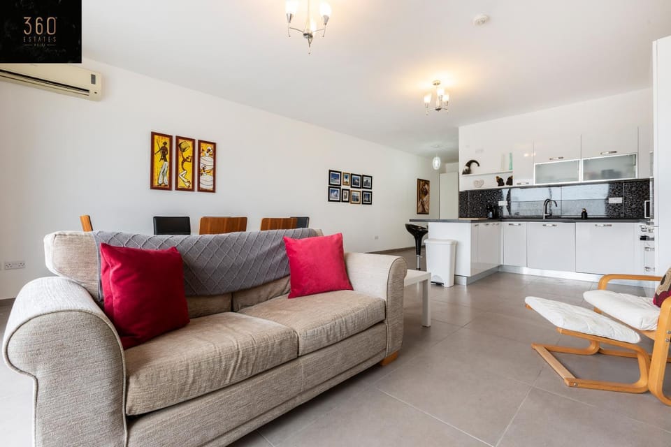 Kitchen or kitchenette, Living room, Seating area, Dining area, minibar, oven, pet friendly, stove