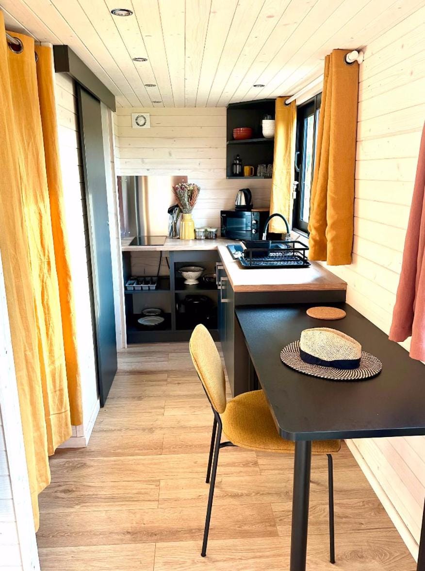 Tiny House et chevaux Farm Stay in Auvergne-Rhône-Alpes