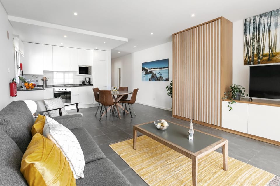 Communal lounge/ TV room, TV and multimedia, Living room, Food and drinks, Decorative detail, Seating area, Dining area, Food, Drinks, minibar, stove