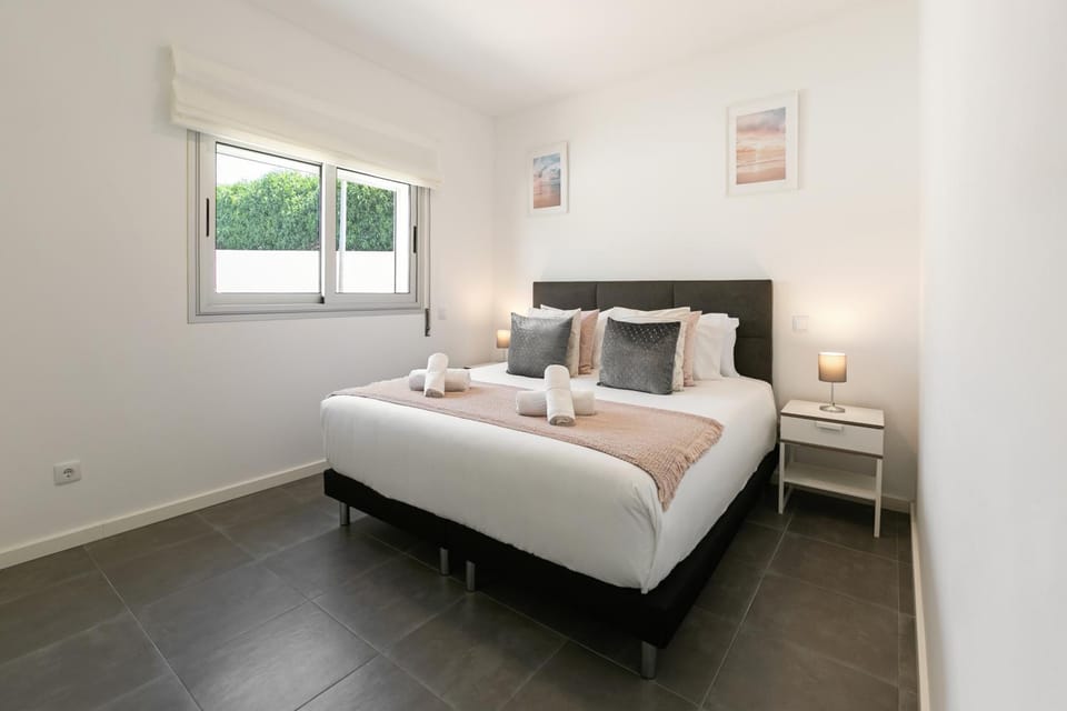 Bed, Decorative detail, Bedroom, towels