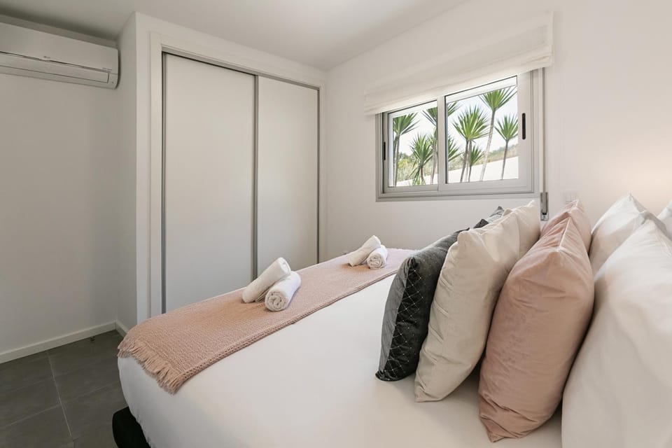Bed, Decorative detail, Bedroom, towels