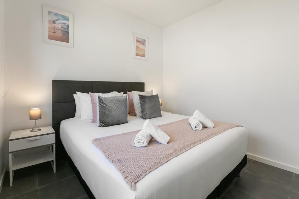 Bed, Decorative detail, Bedroom, towels