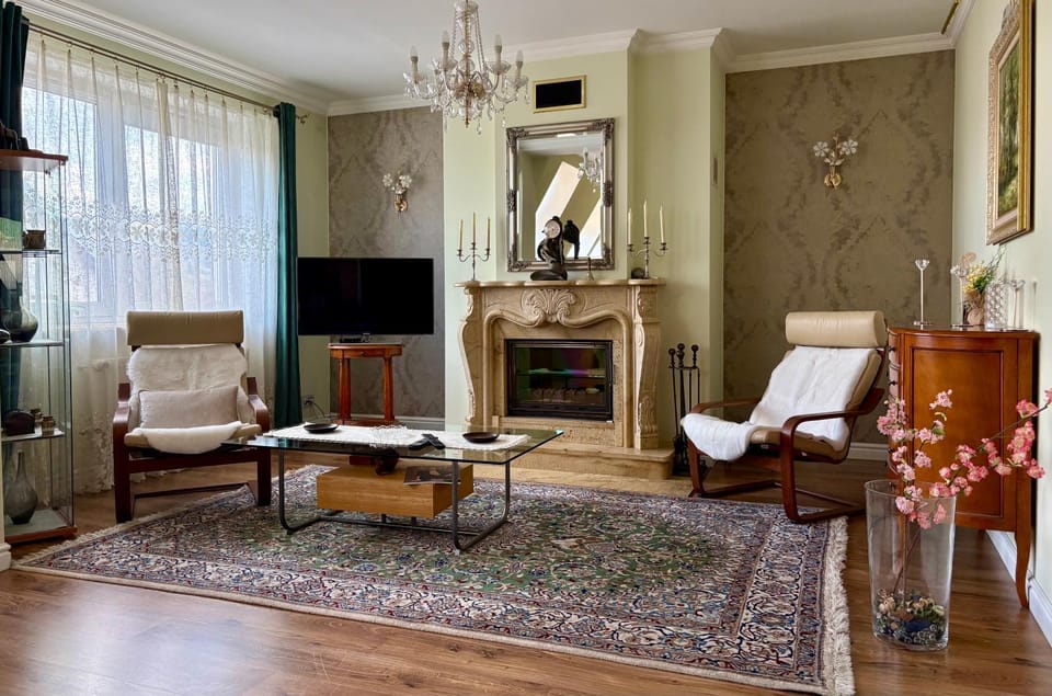 Communal lounge/ TV room, TV and multimedia, Living room, Seating area, air conditioner