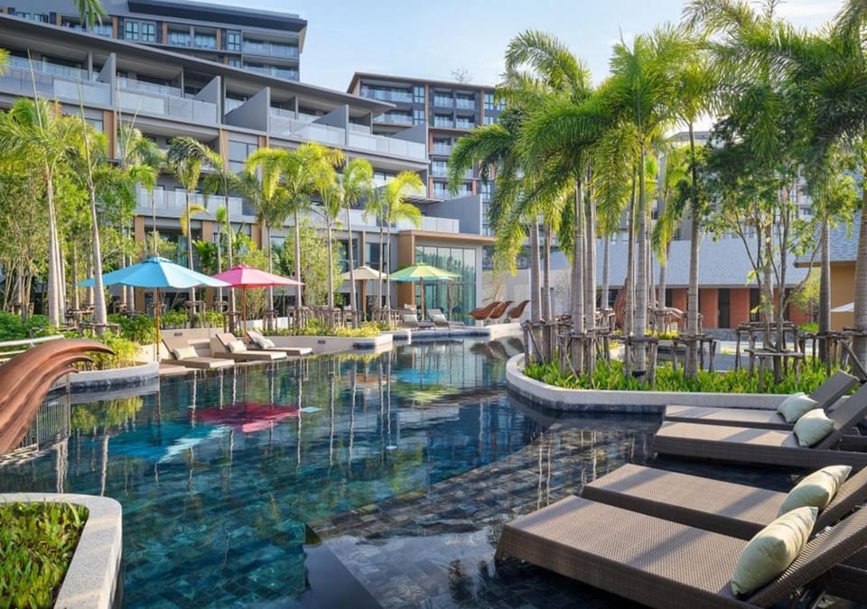 Swimming pool, sunbed