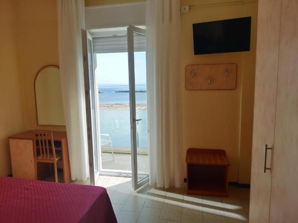 Bed, Balcony/Terrace, Bedroom