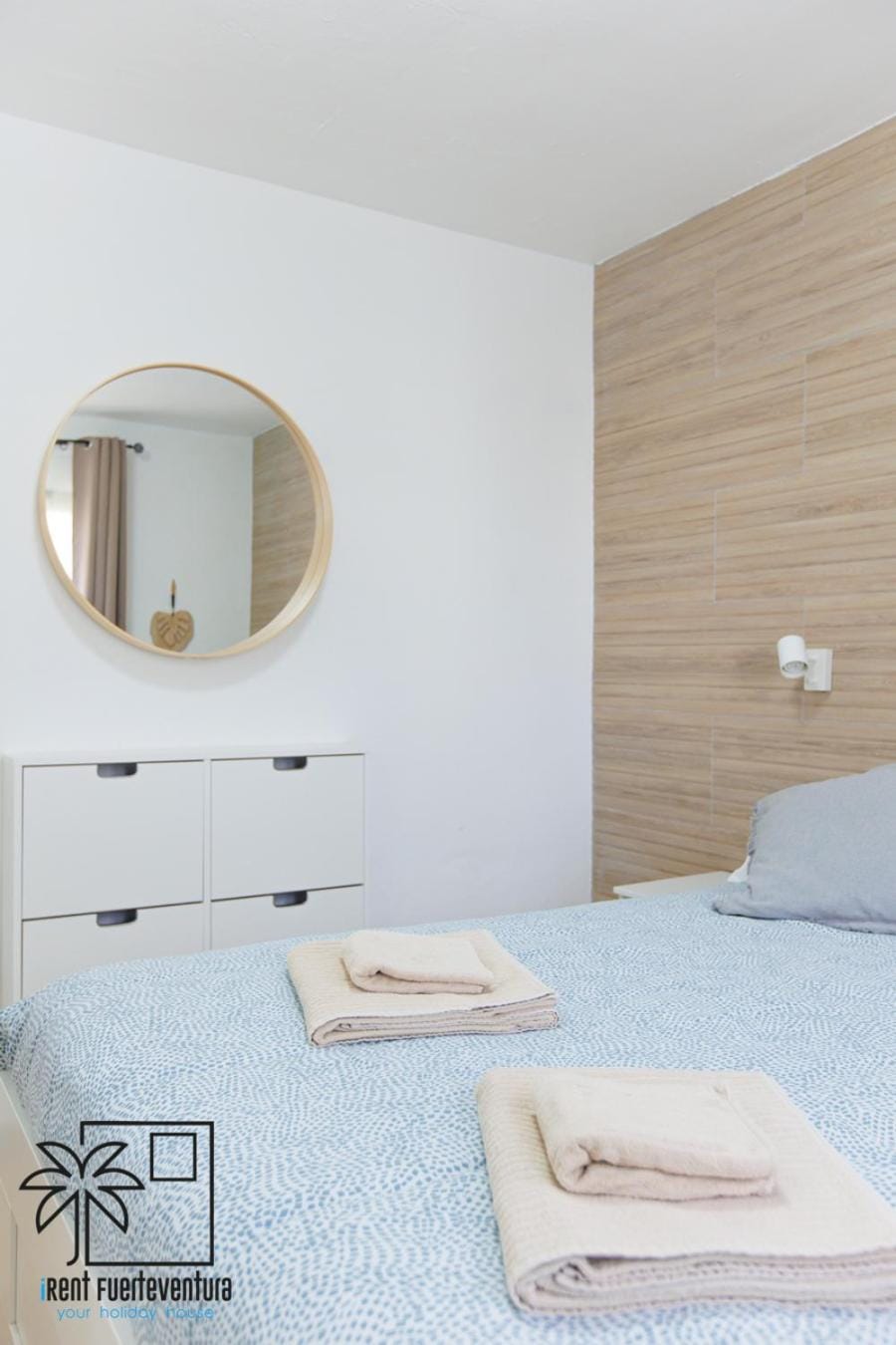Bed, Bedroom, towels, wardrobe