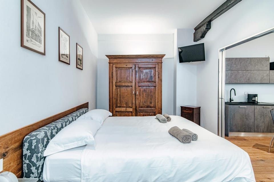 Bed, TV and multimedia, wardrobe