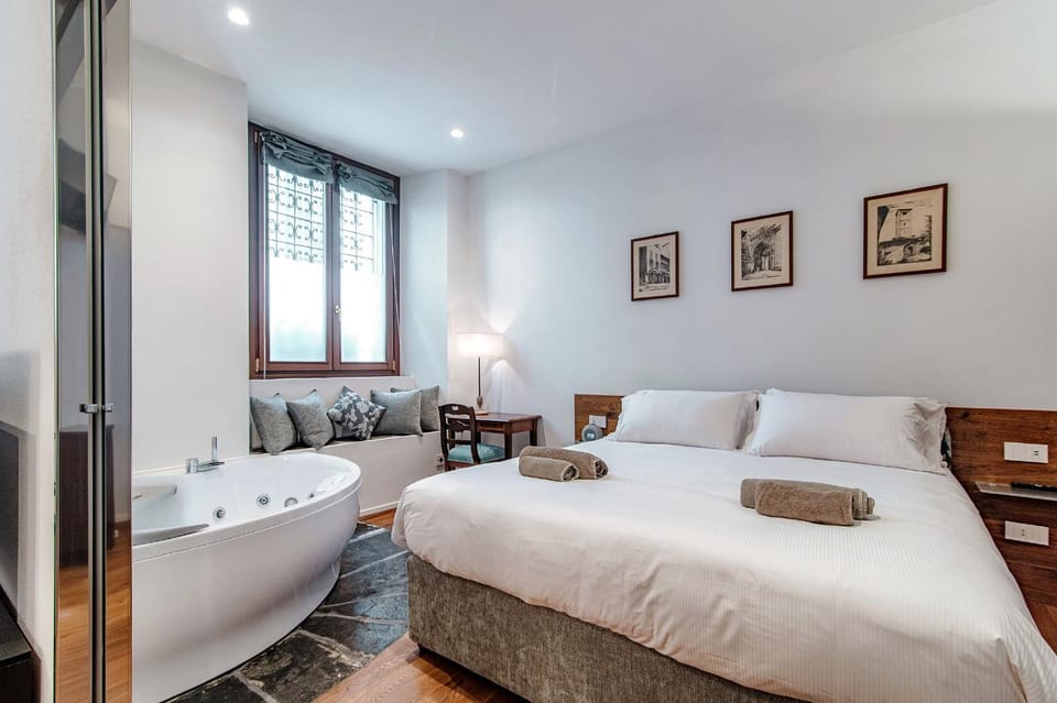 Bed, Hot Tub, Bedroom