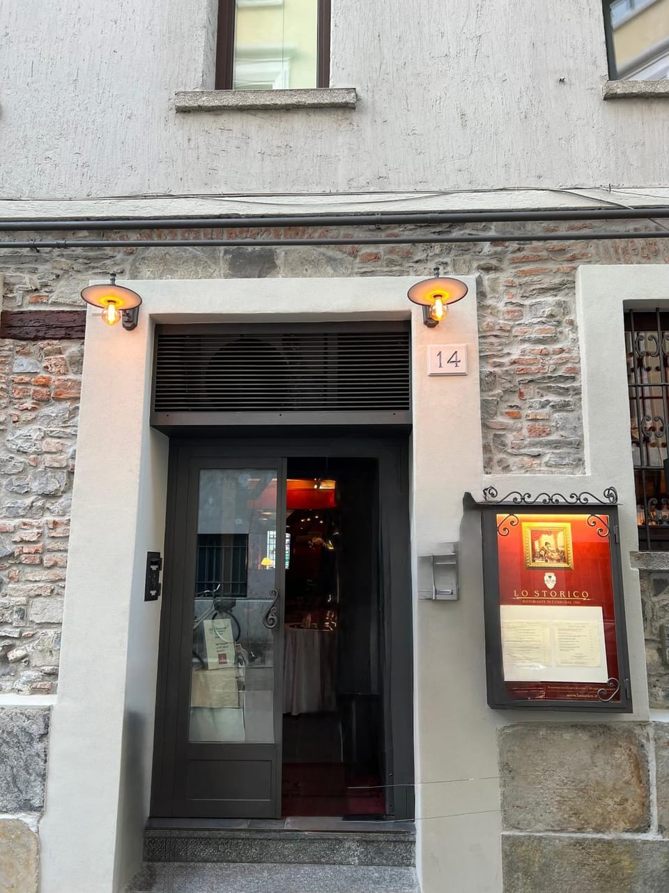 Restaurant/places to eat, Facade/entrance