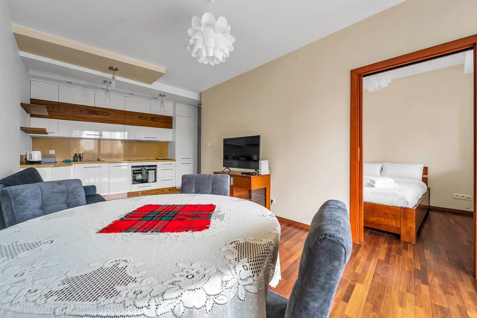Communal lounge/ TV room, Bed, TV and multimedia, Kitchen or kitchenette, Living room, Photo of the whole room, Seating area, Dining area, Evening entertainment, Bedroom