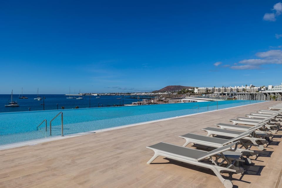 Swimming pool, sunbed