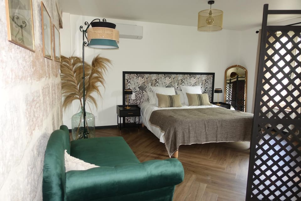 Bed, Living room, Photo of the whole room, Seating area, Bedroom, air conditioner