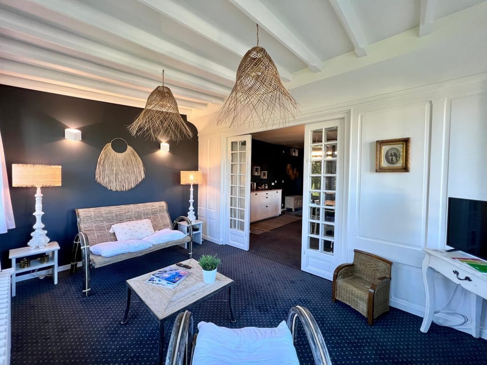 TV and multimedia, Living room, Seating area, Internal: Not applicable to any particular room