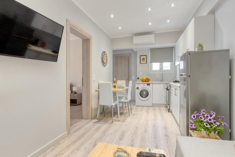 TV and multimedia, Kitchen or kitchenette, Living room, Seating area, Dining area, washing machine
