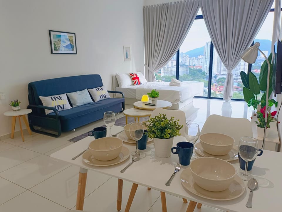 Rooftop Pool, Up to 8 Pax, 2 Bedrooms, 2 Bathrooms, 2 Car Parks by Star Home Apartment in George Town