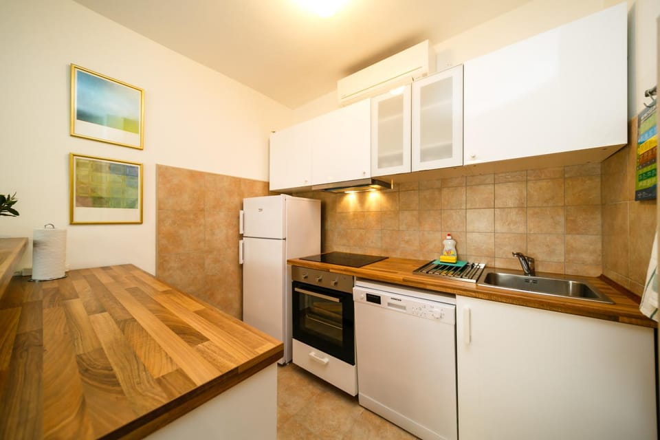 Kitchen or kitchenette, dishwasher, pet friendly, stove