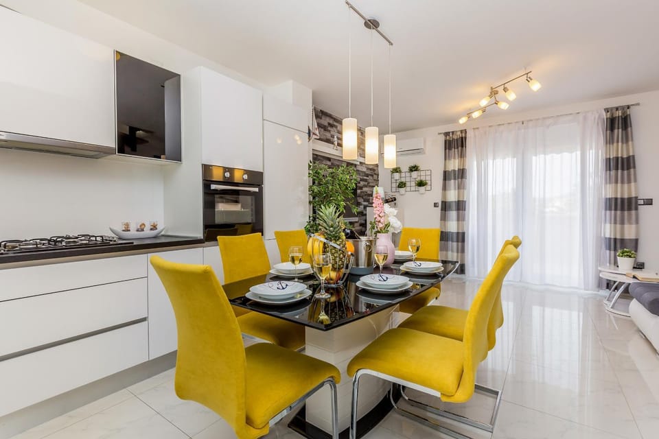 Kitchen or kitchenette, Seating area, Dining area