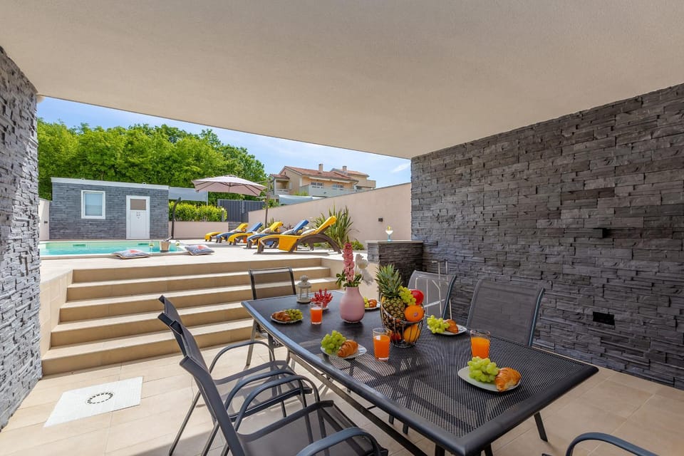 Patio, Day, Balcony/Terrace