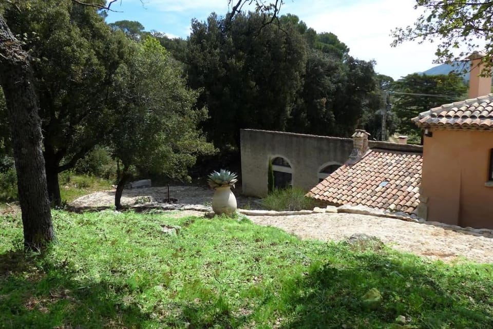 La Bastide Basse Nature Piscine à 3 quarts d'heure de la mer Country House in French Riviera