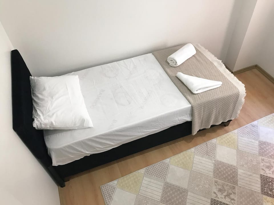 Bedroom, towels