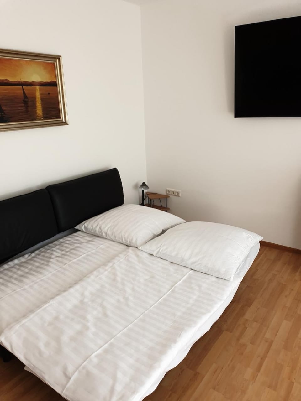 Bed, TV and multimedia, Living room, Photo of the whole room
