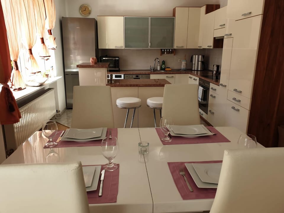Kitchen or kitchenette, Seating area, Dining area