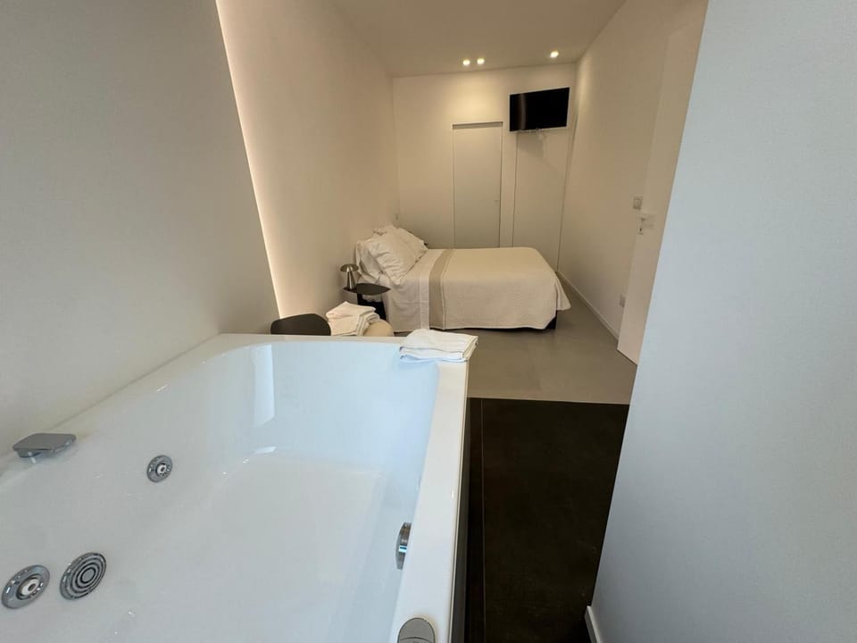 Hot Tub, Photo of the whole room, Bedroom, Bath